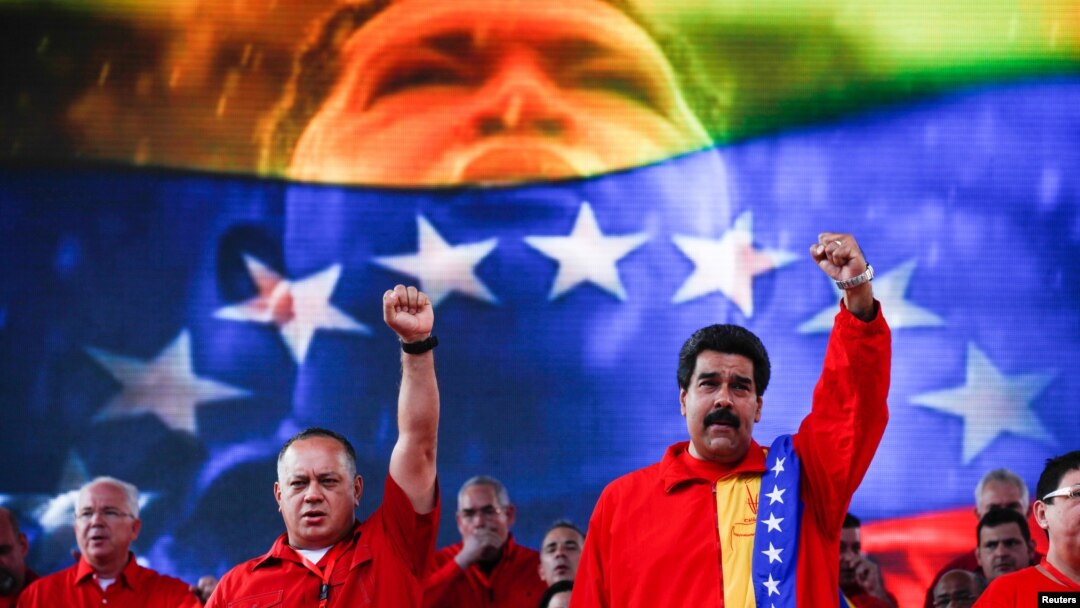 El gobierno de Maduro usa fuerte iconografía de Hugo Chávez en actos públicos, lo que podría entenderse como culto a la personalidad.
