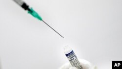 Un médico prepara una dosis de la vacuna Sputnik-V contra el COVID-19 en el hospital público Ana Francisca Pérez de León II, en Caracas, el 19 de febrero de 2021.