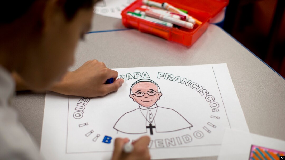 Alumnos de una escuela en Washington alistan sus dibujos y mensajes para llamar la atención del Sumo Pontífice durante su visita, el próximo 23 de septiembre.