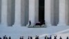 Trump rinde homenaje a Ginsburg durante segundo día de velatorio en la Corte Suprema