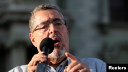 El candidato presidencial del partido Semilla, Bernardo Arévalo, realiza un mitin en el Parque Central un día después de la primera ronda de las elecciones presidenciales de Guatemala, en la Ciudad de Guatemala, Guatemala, el 26 de junio de 2023.