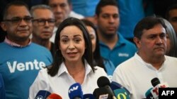 La candidata presidencial opositora María Corina Machado conversa con la prensa en Caracas, el 6 de diciembre de 2023.
