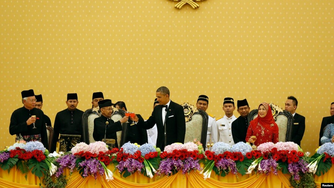 President Barack Obama toasts Malaysia's King Abdul Halim of Kedah during a state dinner at Istana Negara Palace in Kuala Lumpur, Apr. 26, 2014. At left is Malaysia's Prime Minister Najib Razak and at right is Queen Haminah. 