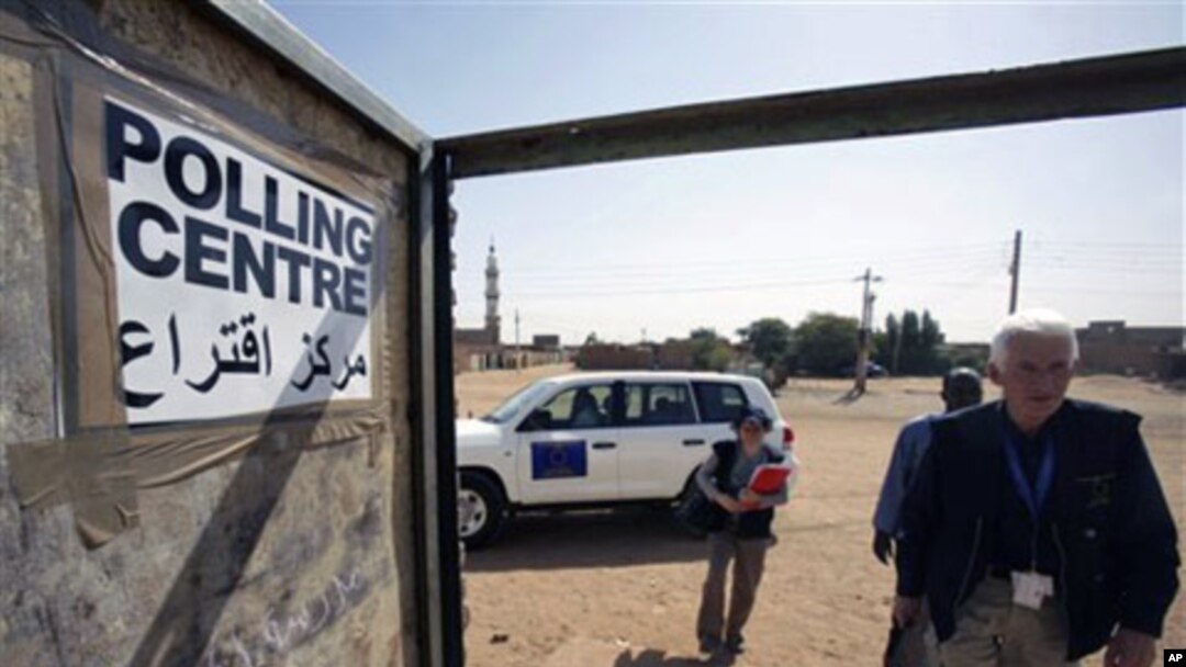 Unidentified observers of the European Union Election Observation Mission for the Southern Sudan Referendum arrive at a polling center in the city of Um Durman, Sudan, 10 Jan 2011