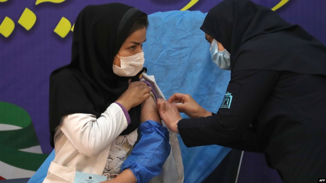 جمهوری اسلامی با ممنوع کردن واکسن‌های آمریکایی و بریتانیایی فعلا تزریق واکسن روسی را در دستور کار قرار داده است