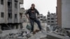 Un palestino inspecciona los escombros de un edificio, después de que fuera destruido en un ataque israelí la noche anterior, en el barrio Rimal de la ciudad de Gaza el 16 de marzo de 2024, en medio de batallas en curso entre Israel y el movimiento palestino Hamas.