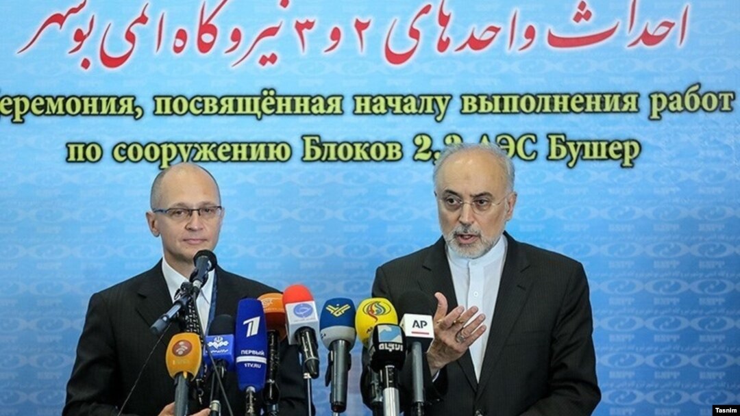 علی اکبر صالحی رئیس سازمان انرژی اتمی ایران در کنار سرگئی کرینکو، رئیس روس اتم