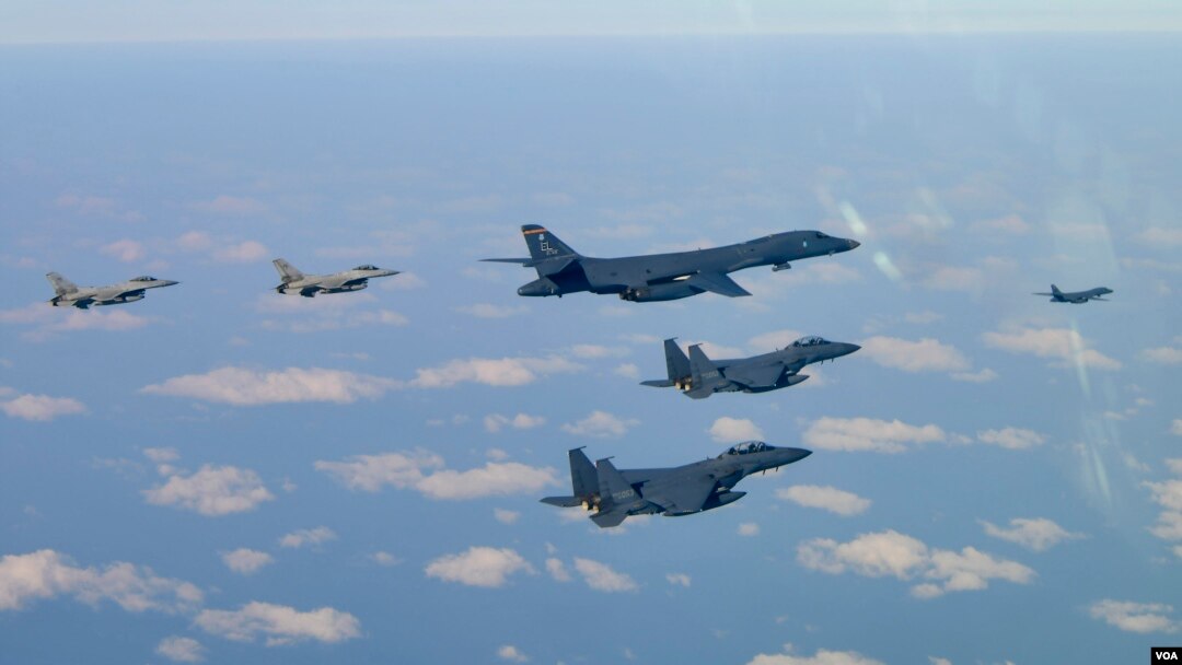 2025년 2월 20일 한국 오산 공군기지 인근에서 미 공군의 B-1B 전략폭격기와 F-16 파이팅 팔콘, 한국 공군의 F-15 슬램 이글 등이 연합공중훈련에 참가해 비행하고 있다. (사진출처: 한국 공군)