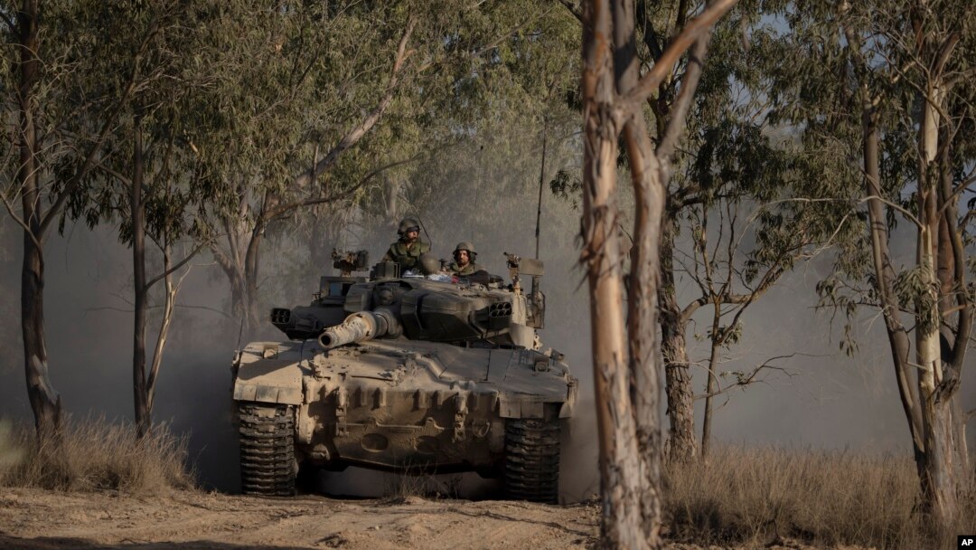 Soldados israelíes sobre un tanque cerca de la frontera entre Israel y la Franja de Gaza, el 29 de junio de 2024.