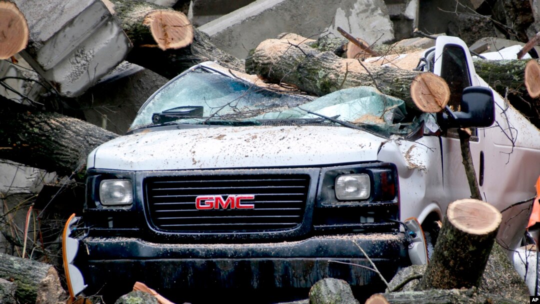 Escombros rodean una camioneta tras una tormenta el sábado, 24 de febrero de 2018, en Millvale, Pennsylvania.