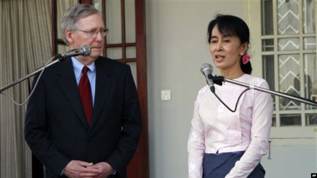 美國國會參議院共和黨少數黨領袖麥康奈爾星期一在仰光與緬甸民運領導人昂山素姬會面。