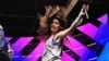 Selena Gómez le quema la pata a Justin Bieber