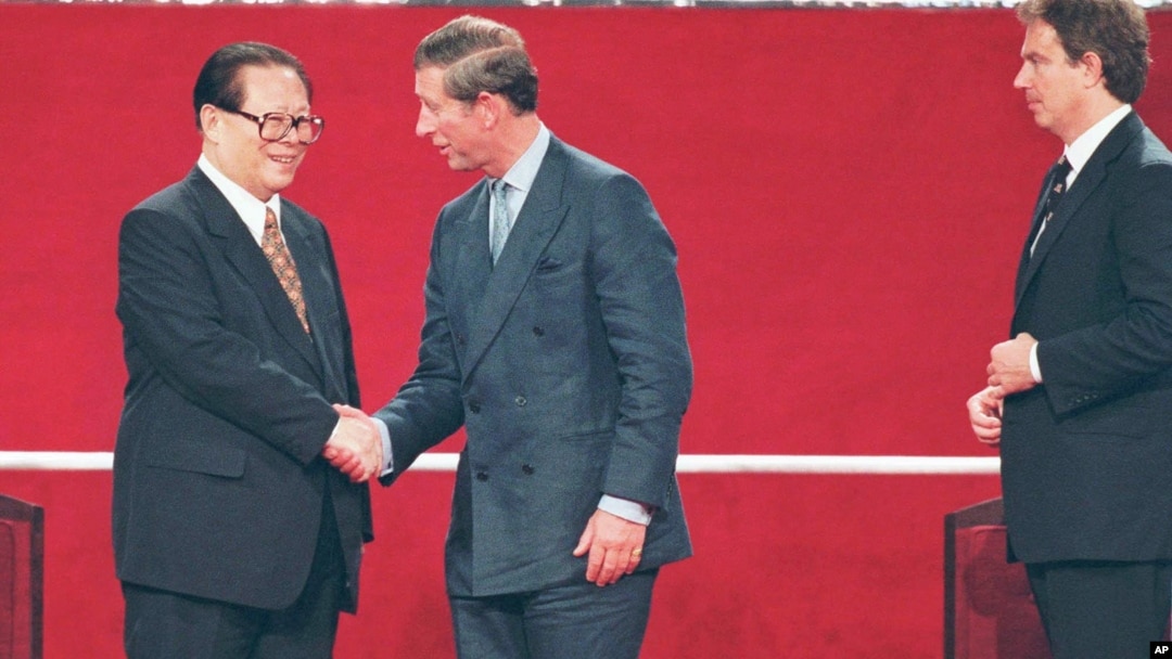1997年7月1日中國國家主席江澤民、英國王儲查爾斯和首相布萊爾參加香港主權移交儀式。