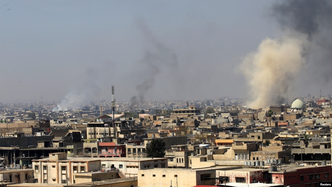 Smoke rises from the old city during a battle against Islamic State militants, in Mosul, Iraq, March 26, 2017. (REUTERS/Youssef Boudlal)