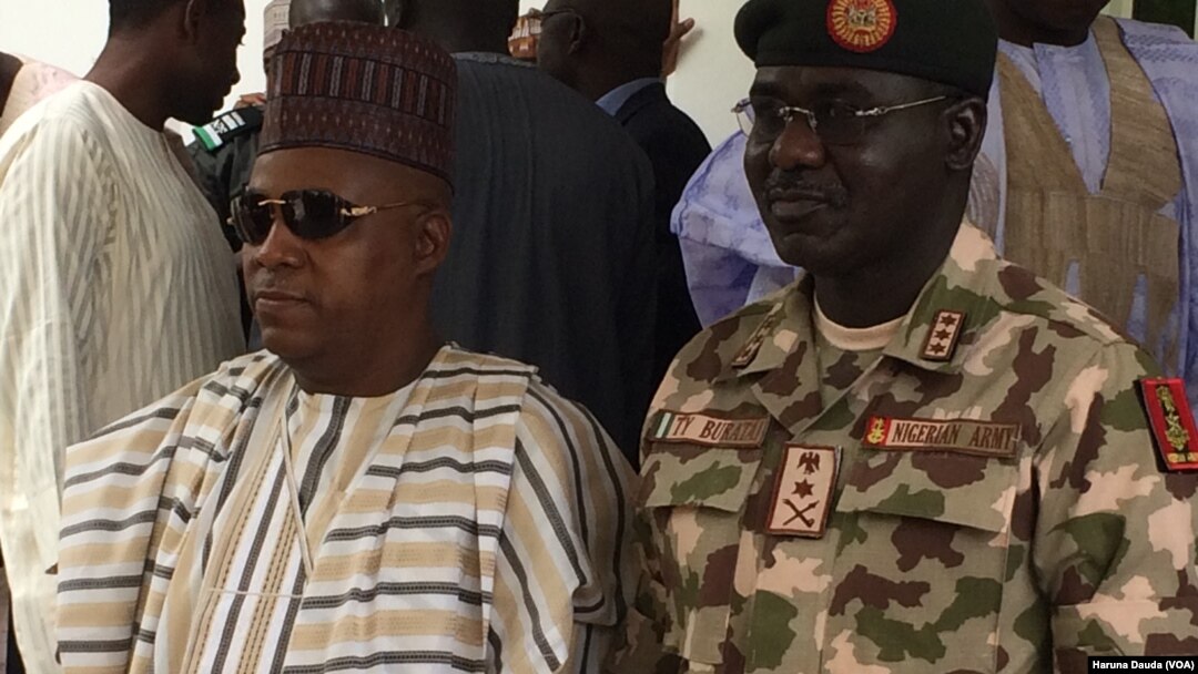 Janar Tukur Buratai cikin kayan soja tare da gwamnan jihar Borno Kashim Shettima