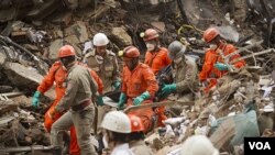 Las autoridades informaron que los edificios que se derrumbaron y donde ahora trabajan los rescatistas eran comerciales y no residenciales.