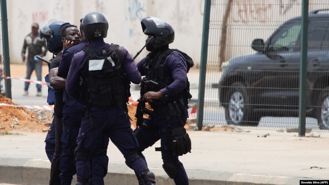 Polícia detém manifestante em protesto contra brutalidade policial, Luanda, Angola. Foto de arquivo