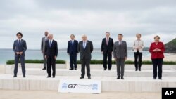 11일 영국 콘월에서 열린 주요 7개국, G7 정상회의에서 정상들이 기념촬영을 했다.