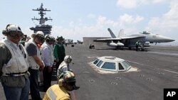 阿基諾在美國航空母艦上參觀。