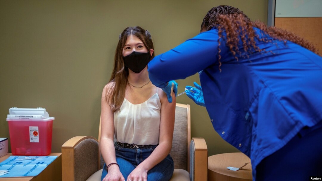 Una adolescente de 14 años recibe la primera dosis de la vacuna de Pfizer contra COVID-19 en Nueva Órleans, EE. UU. el 13 de mayo de 2021.
