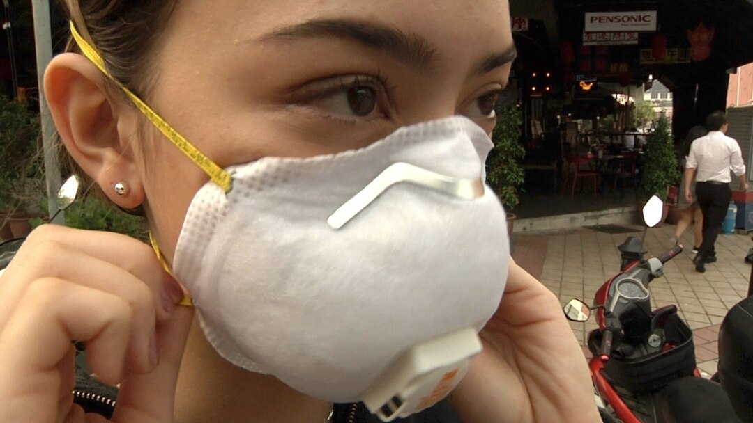 Face masks were a common site across Malaysia in September as people tried to protect themselves. (D. Grunebaum/VOA)