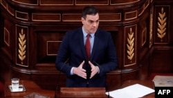 Waziri Mkuu wa Uhispania Pedro Sanchez akihutubia bunge la nchini hilo mjini Madrid on April 22, 2020. 