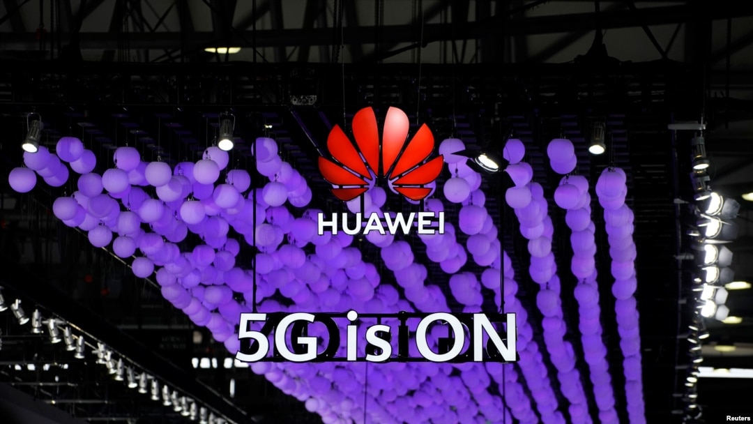 2019年6月28日上海舉行的世界移動通訊大會上華為標識和5G的標誌。