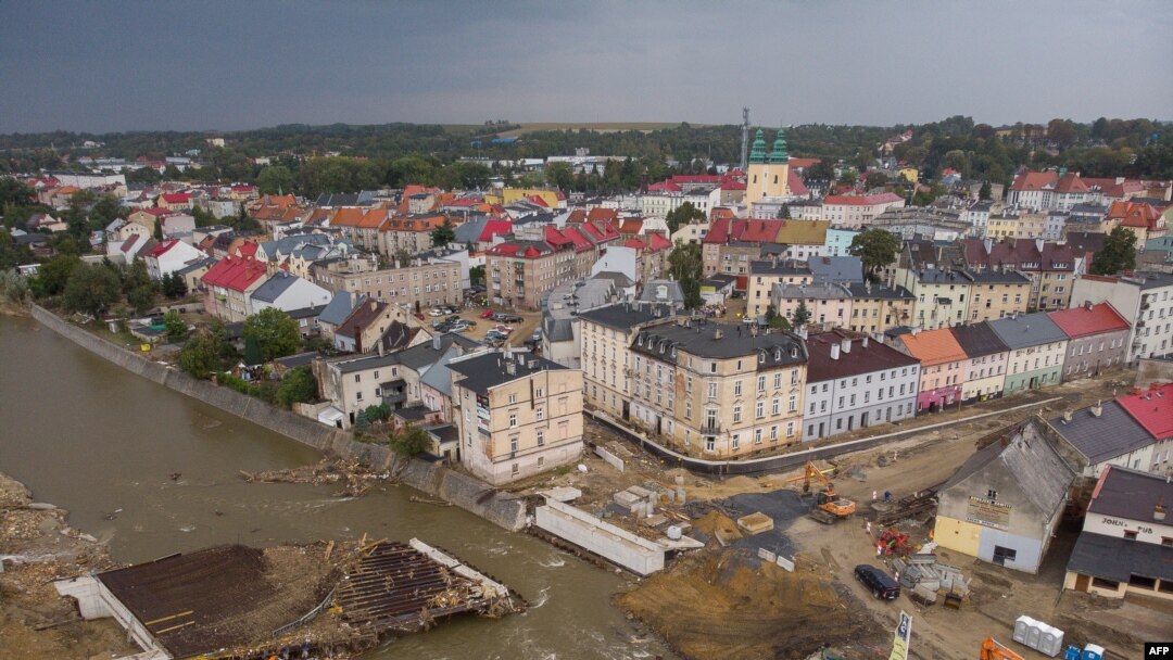 Vista aérea de trabajos en un puente destruido por inundaciones causadas por la tormenta Boris en Glucholazy, en el sur de Polonia, el 24 de septiembre de 2024.