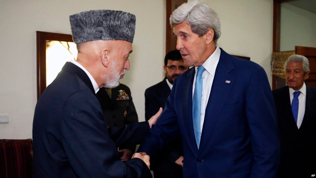 Kerry se reunió con el presidente afgano, Hamid Karzai, para buscar una salida a la crisis por denuncias de fraude electoral.

