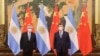 El presidente chino, Xi Jinping, junto al presidente argentino, Alberto Fernández, durante su reunión en Beijing, el 6 de febrero de 2022. 