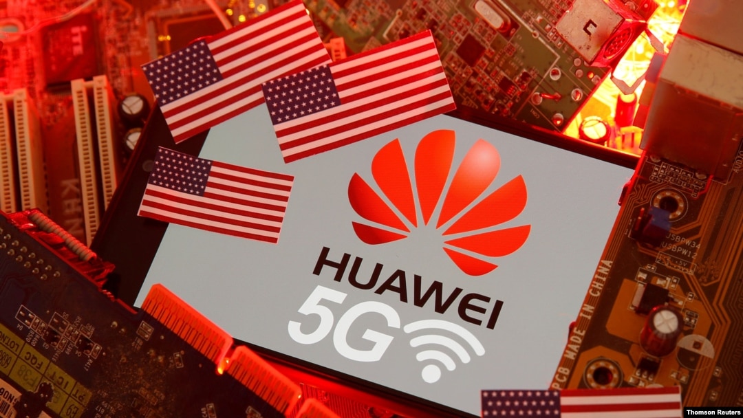 컴퓨터 마더보드에 붙여진 화웨이 5G 로고와 미국 국기. 