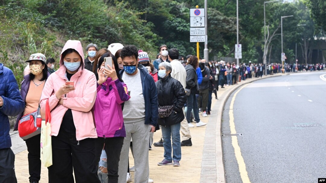 香港東湧市民排長隊等候進行新冠病毒核酸檢測。 （2022年2月10日）