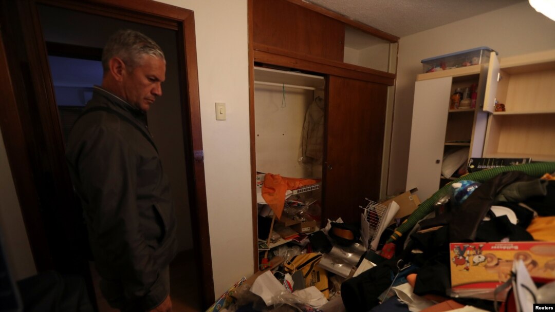 Las pertenencias personales se ven en el piso de la residencia de Roberto Marrero, jefe de personal de Juan Guaidó, después de que fue detenido por agentes de inteligencia venezolanos, según los legisladores, en Caracas, Venezuela, 21 de marzo de 2019.