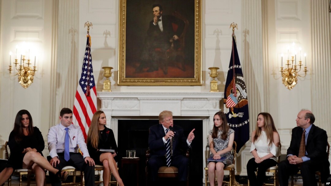 Shugaban Amurka Donald Trump yana ganawa da daliban sakandare da malamai da kuma iyaye da hare-haren ya taba shafa.