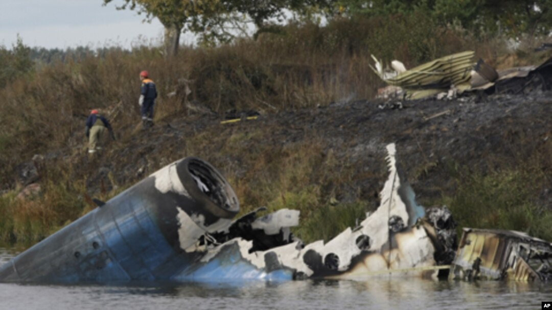 俄羅斯一架飛機墜毀導致至少43人死亡﹐部分飛機殘骸墜入河裡。