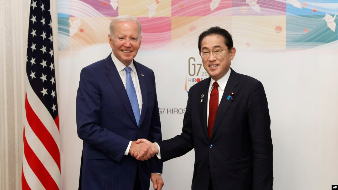 조 바이든(왼쪽) 미국 대통령과 기시다 후미오 일본 총리가 주요7개국(G7) 정상회가 열리는 히로시마에서 18일 회담했다.