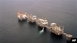Angola recorreu a empréstimo do FMI face à crise mundial e à queda do preço do petróleo