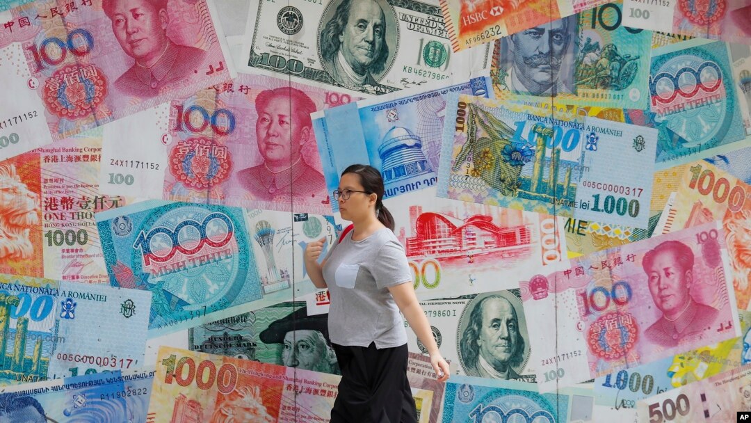 Las conversaciones entre China y EE.UU. se estancaron en mayo. EE.UU. anunció planes de aumentar los aranceles a los bienes chinos por un valor de 300.000 millones de dólares a partir del 1 de septiembre, pero algunos de los incrementos fueron pospuestos al 15 de diciembre.