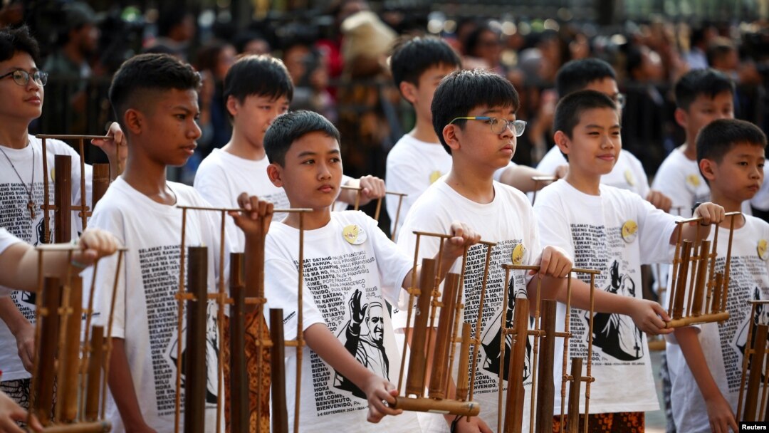 Niños esperan al papa Francisco fuera de la Catedral de Nuestra Señora de la Asunción en Yakarta, Indonesia, el 4 de septiembre de 2024. REUTERS/Guglielmo Mangiapane