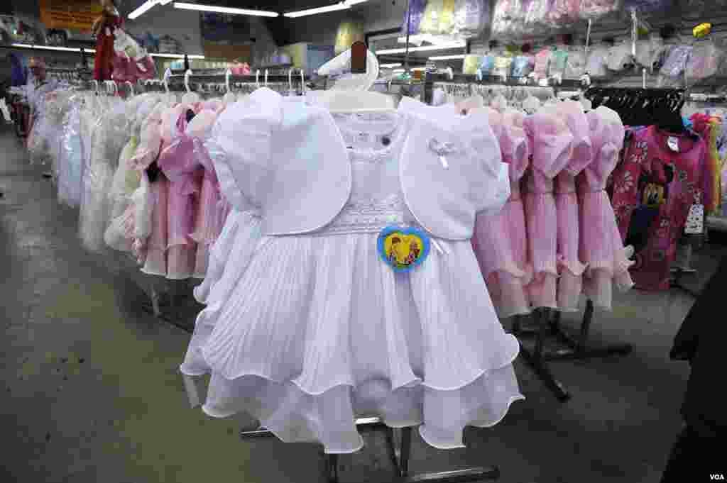 Las ropas para niños tienen demanda en Cuba y es de lo que más vende el negocio ¡Ño que barato! en Miami.