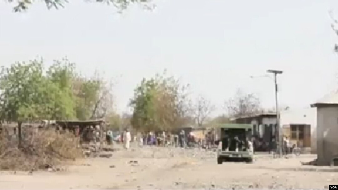 Sojoji da 'yansanda sun shiga sintiri bayan harin da ake zato 'yan kungiyar Boko Haram ne suka kai kusa da sansanin mayakan sama a Maiduguri ranar 2 ga watan Disamba shekarar 2013.