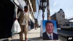 一名尼泊爾男性路過擺在加德滿都街頭的中國國家主席習近平的肖像。（2019年10月11日）