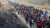 ARCHIVO - Migrantes caminan por la carretera a través de Arriaga, estado de Chiapas, en el sur de México, el 8 de enero de 2024, durante su viaje hacia la frontera con Estados Unidos.