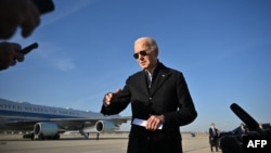 El presidente Joe Biden habla sobre los prisioneros estadounidenses que estaban en Venezuela antes de partir del aeropuerto Mitchell International en Milwaukee, Wisconsin, el 20 de diciembre de 2023.