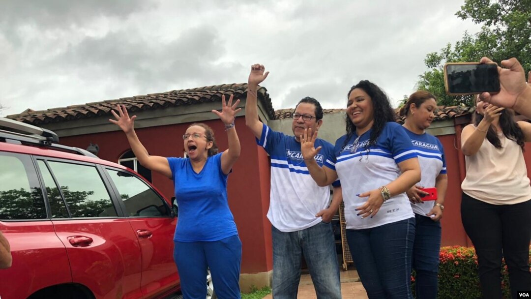 Miguel Mora y Lucía Pineda agradecieron a la delegación de la SIP por exigir su liberación y demandar libertad de expresión y de prensa en Nicaragua.