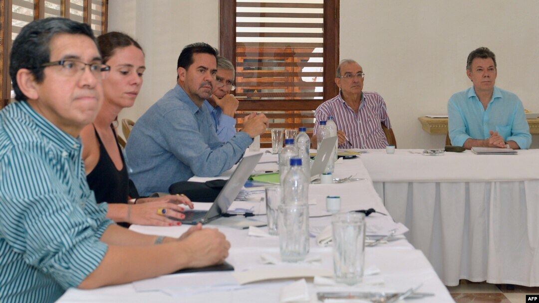 Colombian President Juan Manuel Santos (R) holds a private meeting with the government's peace negotiating team led by Humberto de la Calle (2-R), at the Illustrious Guest House of Cartagena, Colombia, Jan. 5, 2015. (Handout/ Colombian Presidency / Juan Pablo Bello)