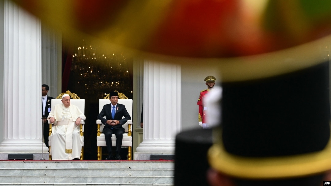 El papa Francisco (izq.) y el presidente de Indonesia, Joko Widodo, asisten a una ceremonia de bienvenida en el Palacio Presidencial en Yakarta el 4 de septiembre de 2024. 