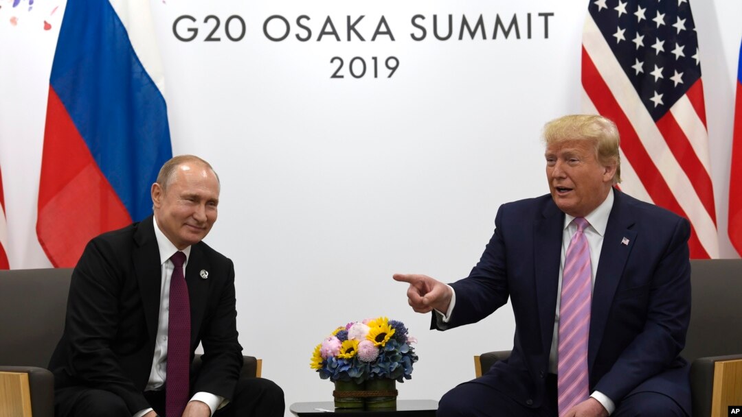 도널드 트럼프 대통령이 28일 주요 20개국(G20) 정상회의가 열리는 일본 오사카에서 블라디미르 푸틴 러시아 대통령과 회담하고 있다. 