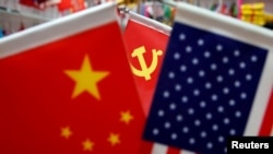 資料照：浙江省一個商場裡展示的美國國旗、中國國旗和中共黨旗