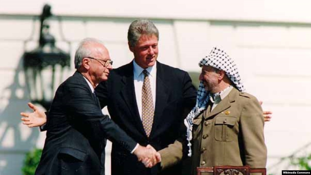 Isroil Bosh vaziri Is'hoq Rabin, AQSh Prezidenti Bill Klinton va Falastin Muxtoriyati raisi Yosir Arofat Oslo tinchlik kelishuvini imzolash marosimi paytida, 13-sentabr, 1993-yil